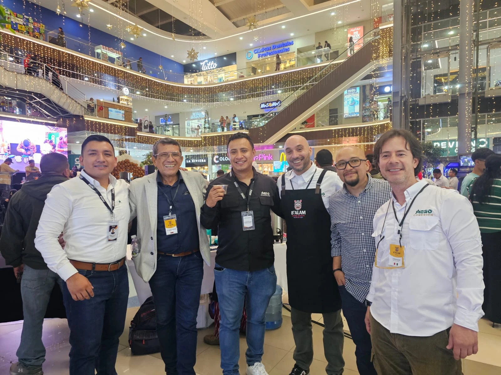 Seis participantes reunidos en un encuentro del sector cafetero